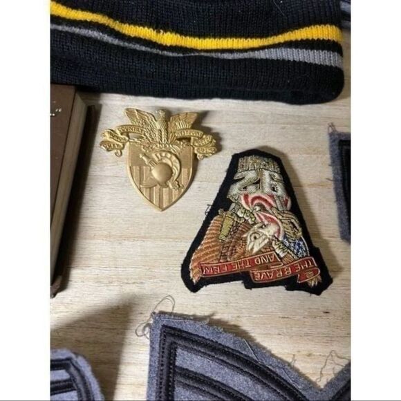 Vintage 1990s West Point assortment of patches pins hat - Picture 7 of 7